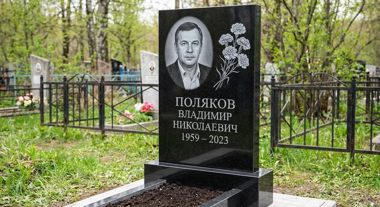 Памятник с гравировкой гвоздик — выполненная работа «Поляков» в Оренбурге
