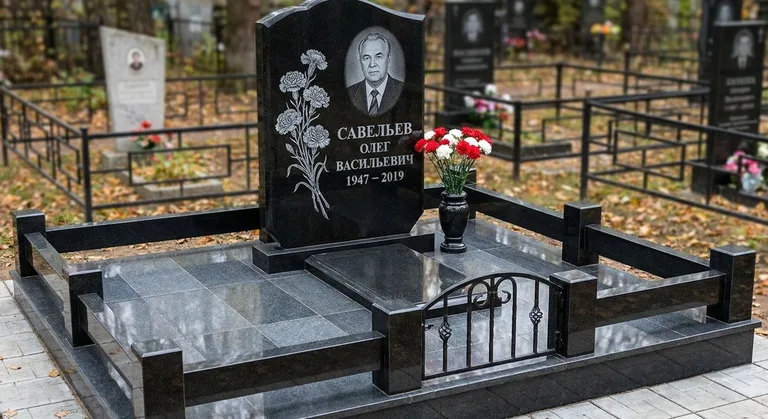Памятник с гравировкой гвоздик — выполненная работа «Савельев» в Оренбурге