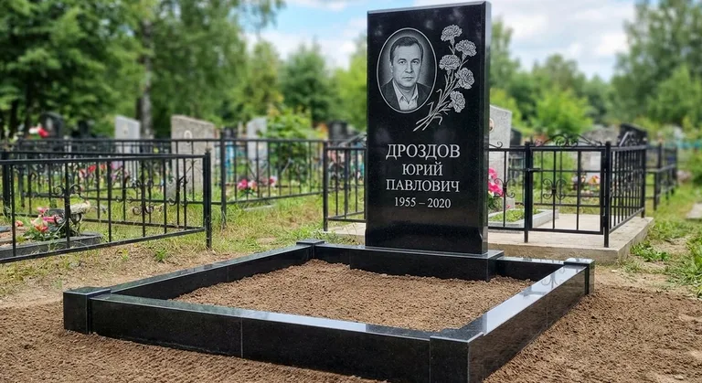 Памятник с гравировкой гвоздик — выполненная работа «Дроздов» в Оренбурге