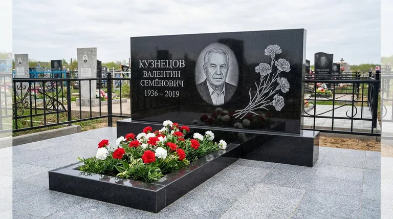 Памятник с гравировкой гвоздик — выполненная работа «Кузнецов» в Оренбурге