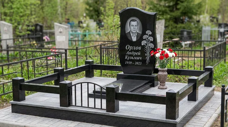 Памятник с гравировкой гвоздик — выполненная работа «Орлов» в Оренбурге