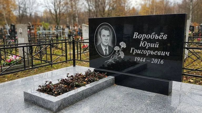Памятник с гравировкой гвоздик — выполненная работа «Воробьёв» в Оренбурге