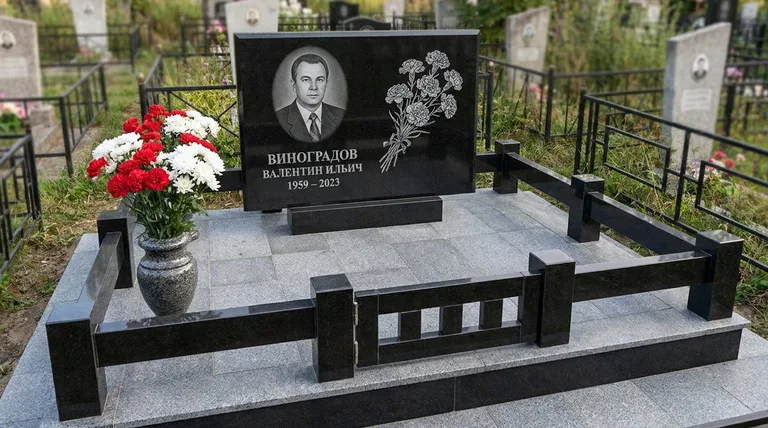 Памятник с гравировкой гвоздик — выполненная работа «Виноградов» в Оренбурге
