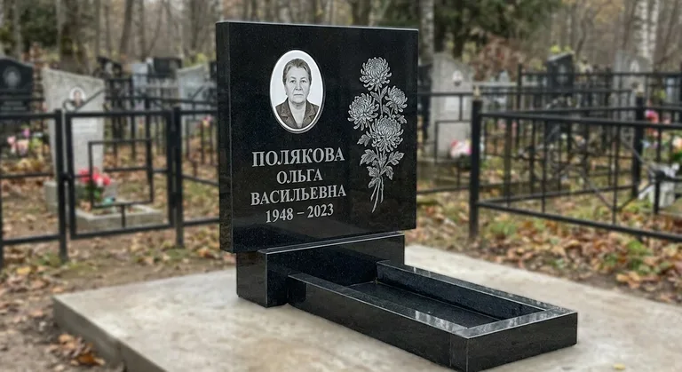 Памятник с гравировкой хризантем — выполненная работа «Полякова» в Оренбурге