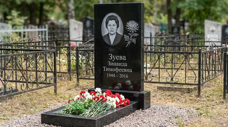 Памятник с гравировкой хризантем — выполненная работа «Зуева» в Оренбурге