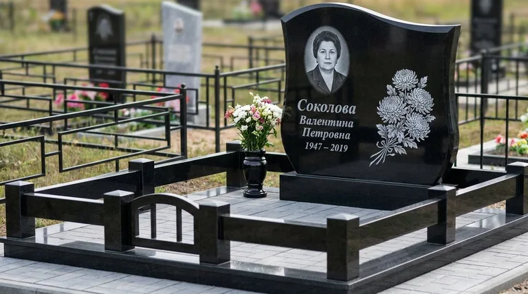 Памятник с гравировкой хризантем — выполненная работа «Соколова» в Оренбурге