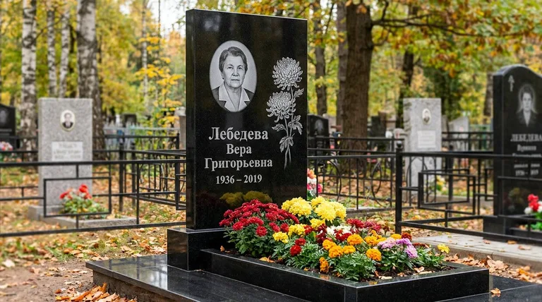 Памятник с гравировкой хризантем — выполненная работа «Лебедева» в Оренбурге