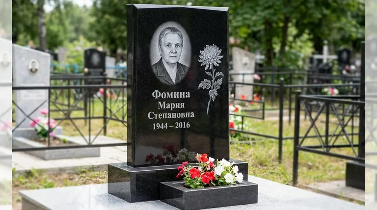 Памятник с гравировкой хризантем — выполненная работа «Фомина» в Оренбурге