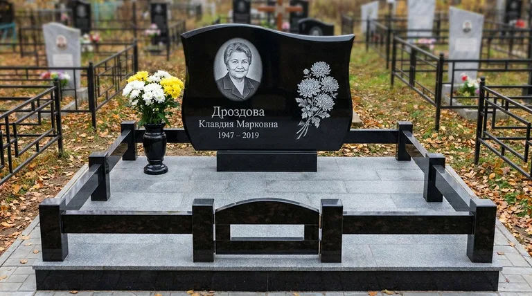 Памятник с гравировкой хризантем — выполненная работа «Дроздова» в Оренбурге