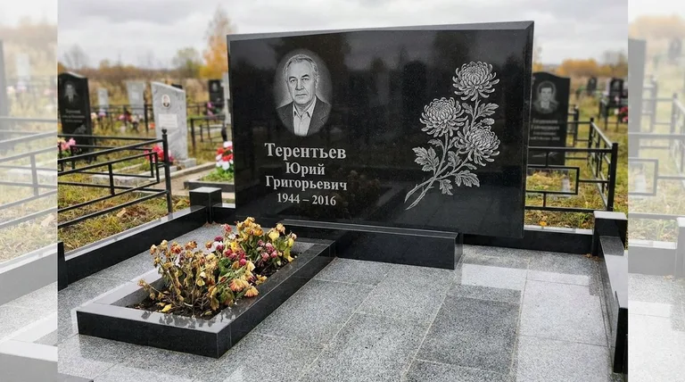 Памятник с гравировкой хризантем — выполненная работа «Терентьев» в Оренбурге
