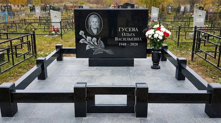 Памятник с гравировкой калл — выполненная работа «Гусева» в Оренбурге