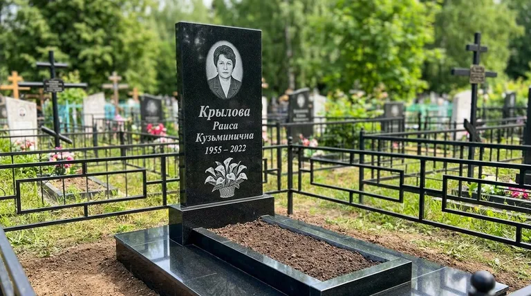 Памятник с гравировкой калл — выполненная работа «Крылова» в Оренбурге