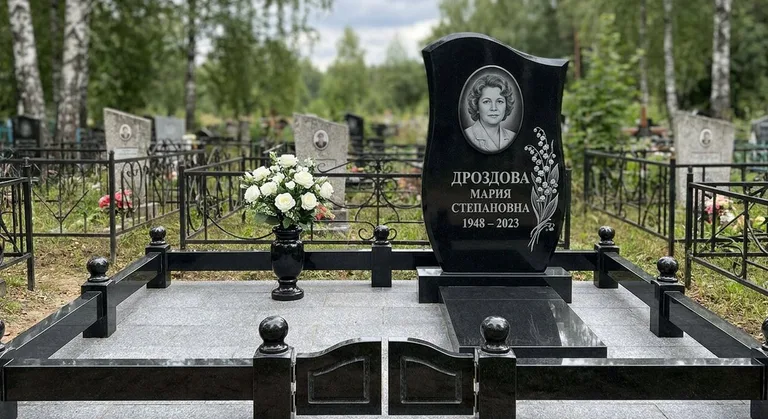 Памятник с гравировкой ландышей — выполненная работа «Дроздова» в Оренбурге