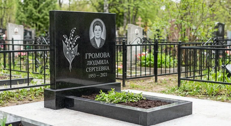Памятник с гравировкой ландышей — выполненная работа «Громова» в Оренбурге
