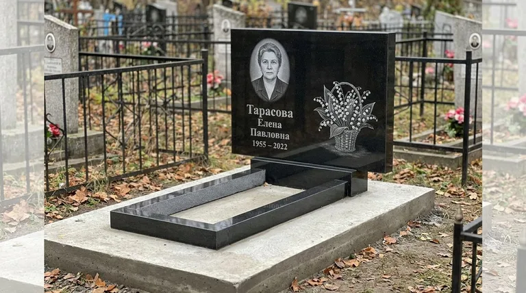 Памятник с гравировкой ландышей — выполненная работа «Тарасова» в Оренбурге