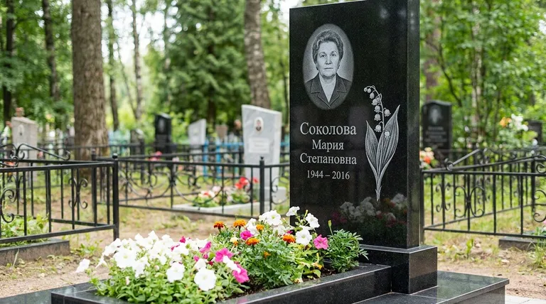 Памятник с гравировкой ландышей — выполненная работа «Соколова» в Оренбурге