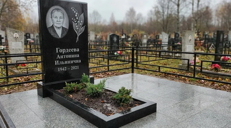 Памятник с гравировкой ландышей — выполненная работа «Гордеева» в Оренбурге