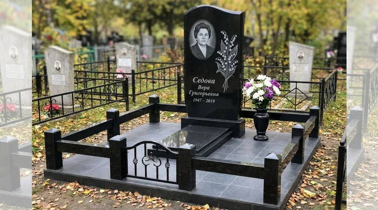 Памятник с гравировкой ландышей — выполненная работа «Седова» в Оренбурге