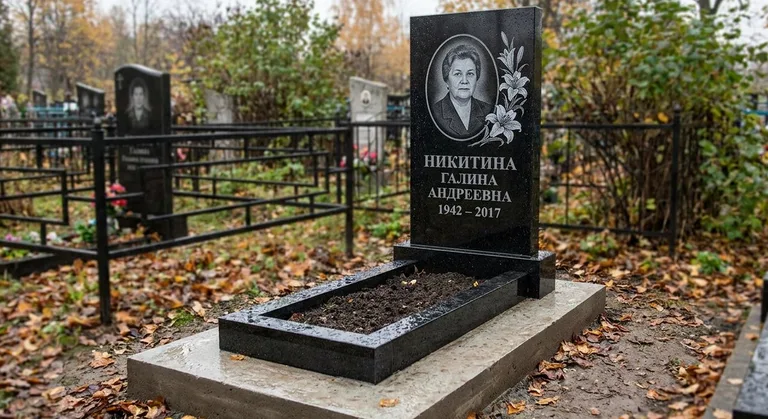 Памятник с гравировкой лилий — выполненная работа «Никитина» в Оренбурге