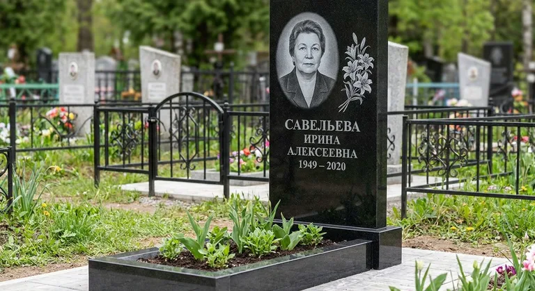 Памятник с гравировкой лилий — выполненная работа «Савельева» в Оренбурге