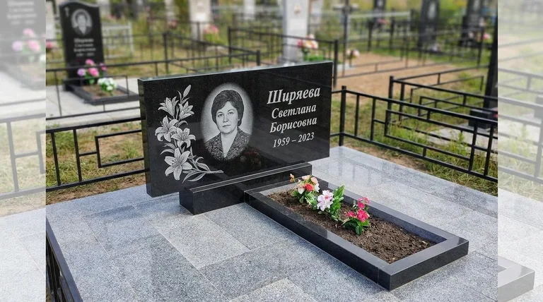 Памятник с гравировкой лилий — выполненная работа «Ширяева» в Оренбурге