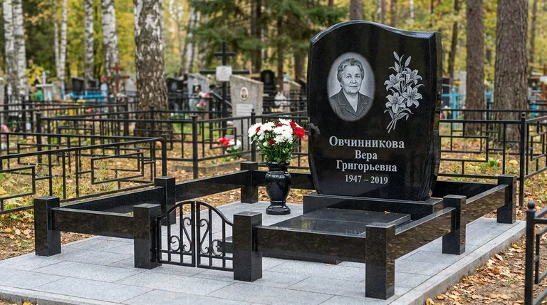 Памятник с гравировкой лилий — выполненная работа «Овчинникова» в Оренбурге
