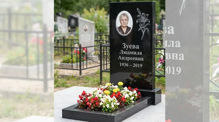 Памятник с гравировкой лилий — выполненная работа «Зуева» в Оренбурге