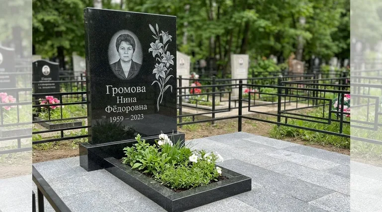 Памятник с гравировкой лилий — выполненная работа «Громова» в Оренбурге