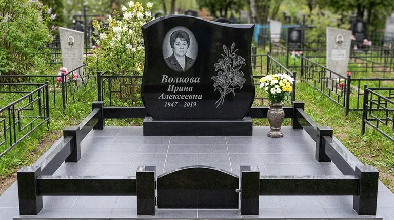 Памятник с гравировкой лилий — выполненная работа «Волкова» в Оренбурге