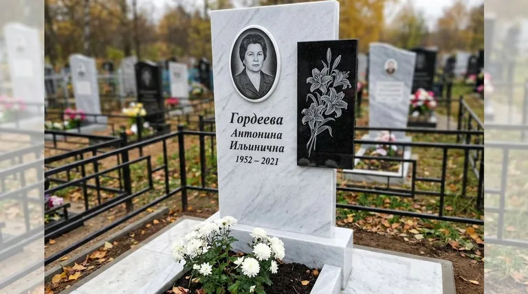 Памятник с гравировкой лилий — выполненная работа «Гордеева» в Оренбурге