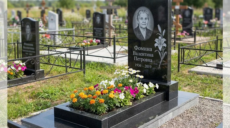 Памятник с гравировкой лилий — выполненная работа «Фомина» в Оренбурге