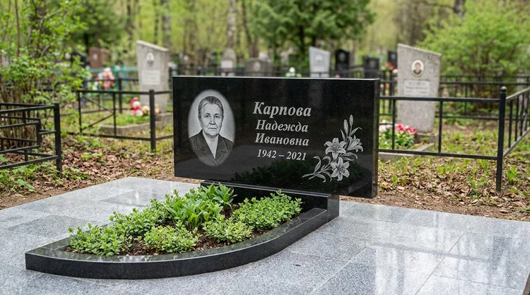 Памятник с гравировкой лилий — выполненная работа «Карпова» в Оренбурге