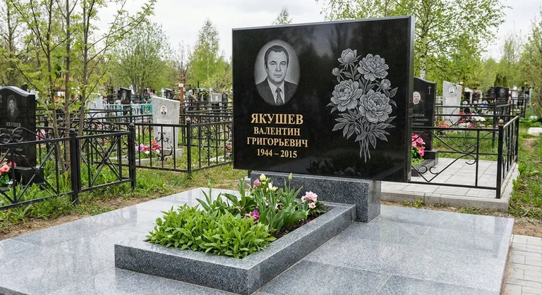 Памятник с гравировкой пионов — выполненная работа «Якушев» в Оренбурге
