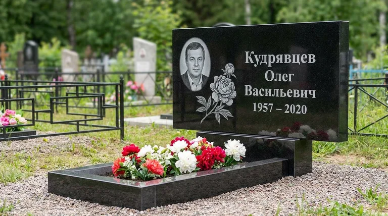 Памятник с гравировкой пионов — выполненная работа «Кудрявцев» в Оренбурге