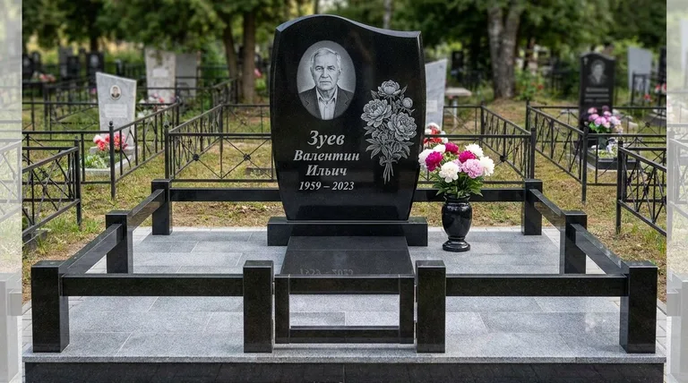 Памятник с гравировкой пионов — выполненная работа «Зуев» в Оренбурге