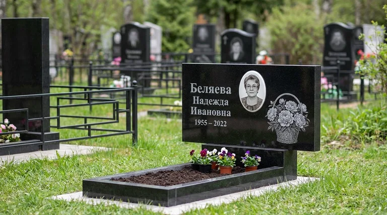 Памятник с гравировкой пионов — выполненная работа «Беляева» в Оренбурге