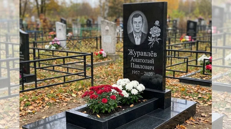Памятник с гравировкой пионов — выполненная работа «Журавлёв» в Оренбурге