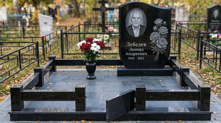 Памятник с гравировкой пионов — выполненная работа «Лебедев» в Оренбурге