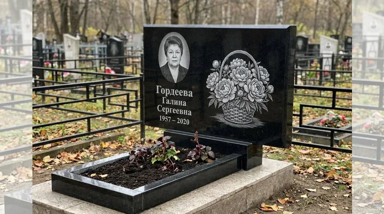 Памятник с гравировкой пионов — выполненная работа «Гордеева» в Оренбурге