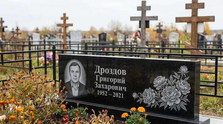 Памятник с гравировкой пионов — выполненная работа «Дроздов» в Оренбурге