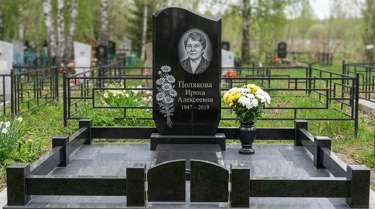 Памятник с гравировкой ромашек — выполненная работа «Полякова» в Оренбурге