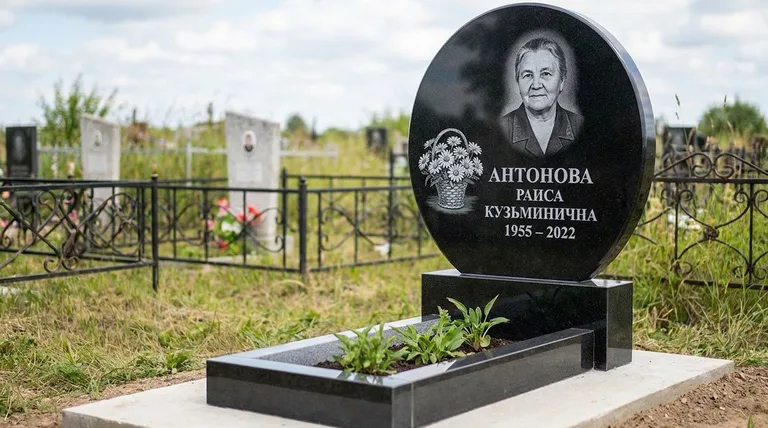 Памятник с гравировкой ромашек — выполненная работа «Антонова» в Оренбурге