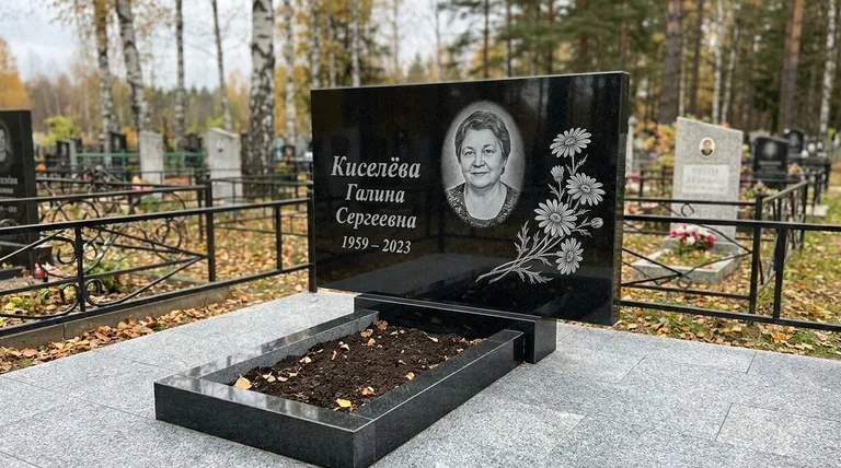Памятник с гравировкой ромашек — выполненная работа «Киселёва» в Оренбурге