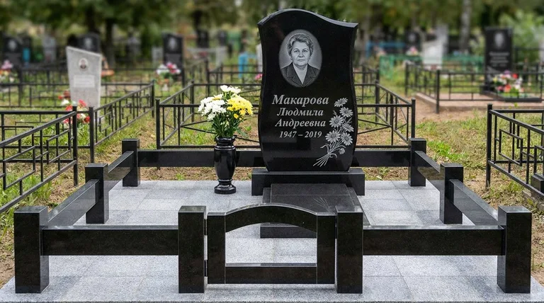 Памятник с гравировкой ромашек — выполненная работа «Макарова» в Оренбурге