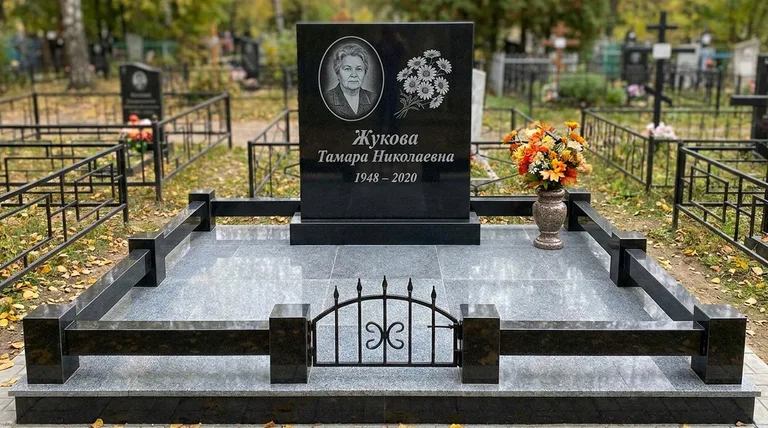 Памятник с гравировкой ромашек — выполненная работа «Жукова» в Оренбурге