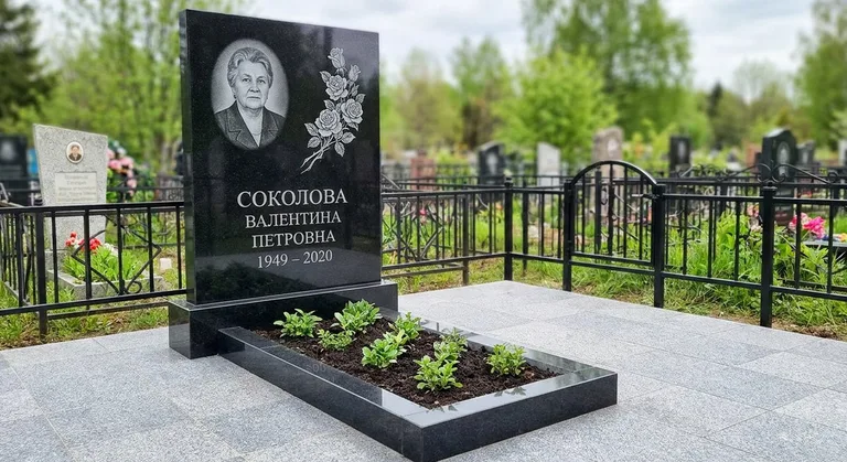 Памятник с гравировкой роз — выполненная работа «Соколова» в Оренбурге