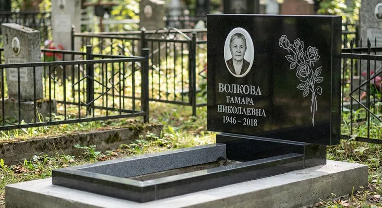 Памятник с гравировкой роз — выполненная работа «Волкова» в Оренбурге