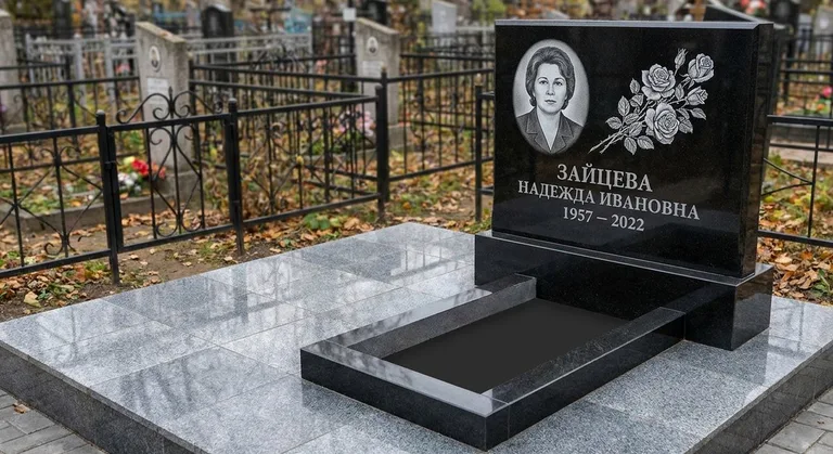 Памятник с гравировкой роз — выполненная работа «Зайцева» в Оренбурге