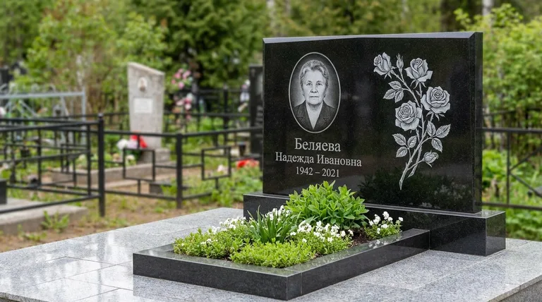 Памятник с гравировкой роз — выполненная работа «Беляева» в Оренбурге