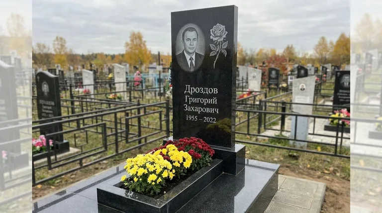 Памятник с гравировкой роз — выполненная работа «Дроздов» в Оренбурге